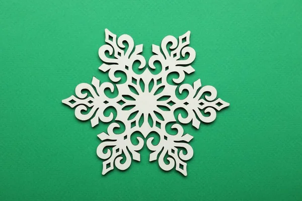 Красива Декоративна Сніжинка Зеленому Тлі Вид Зверху — стокове фото