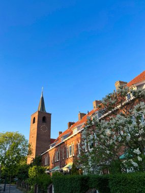 Güneşli bir sabahta eski kulesi olan güzel şehir manzarası.