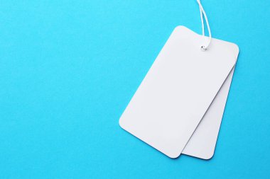 Açık mavi arkaplan üzerindeki metin için boşluk içeren etiketler, üst görünüm