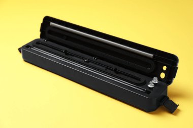Açık sarı arkaplanda vakum paketleme için mühür