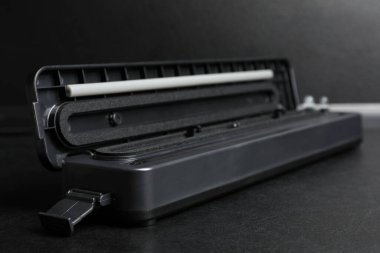 Süpürge ambalajı için siyah masaya yapıştırıcı, kapat