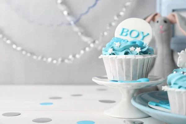 Delicioso Cupcake Con Crema Azul Claro Boy Topper Sobre Mesa —  Fotos de Stock