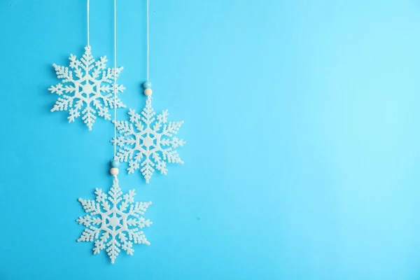 Schöne Dekorative Schneeflocken Hängen Auf Hellblauem Hintergrund Platz Für Text — Stockfoto
