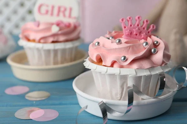 Läckra Muffins Med Rosa Kräm Och Toppers För Baby Dusch — Stockfoto