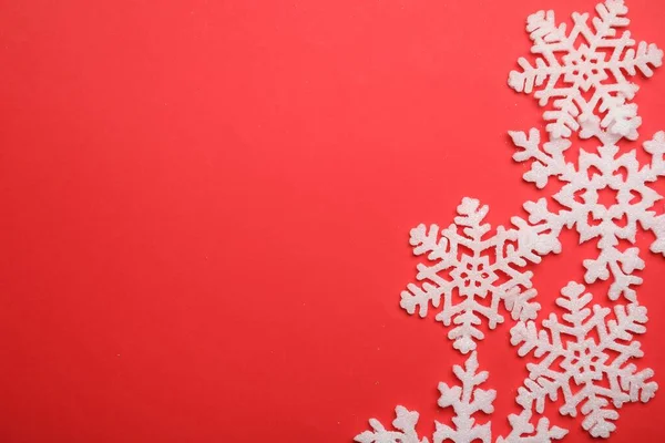 Hermosos Copos Nieve Decorativos Sobre Fondo Rojo Planas Espacio Para — Foto de Stock