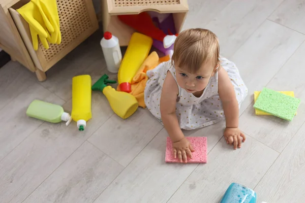 Lindo Bebé Jugando Con Los Suministros Limpieza Suelo Casa Por — Foto de Stock