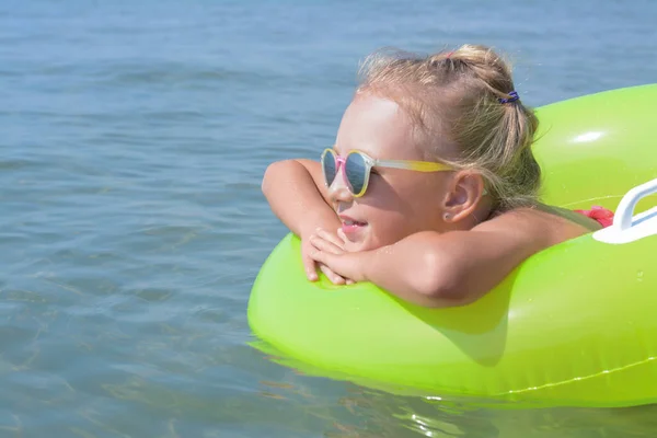 Menina Pequena Com Anel Inflável Mar Dia Ensolarado Espaço Para — Fotografia de Stock