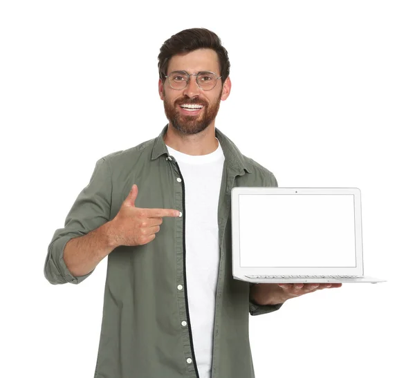 白い背景にノートパソコンを指しているハンサムな男 — ストック写真