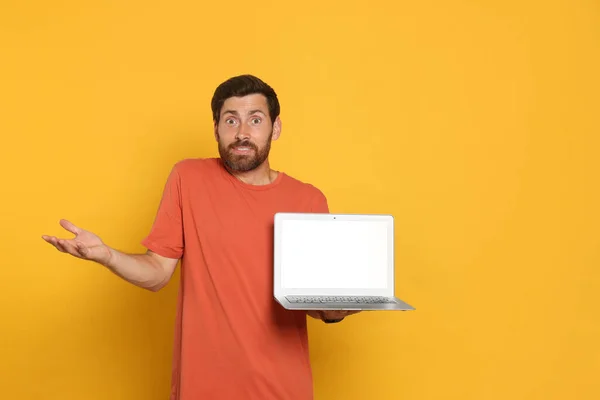 Handsome Man Laptop Orange Background — ストック写真