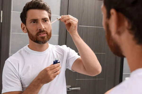 Schöner Mann Der Auf Bart Badezimmer Aufträgt — Stockfoto