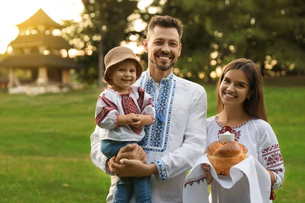 Feliz Família Bonito Camisas Ucranianas Bordadas Com Pão Korovai Dia — Fotografia de Stock