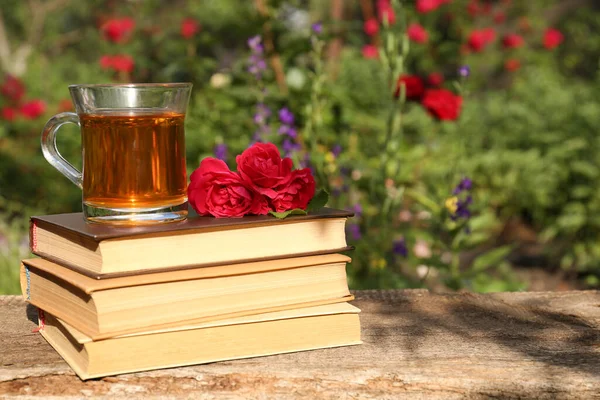 Βιβλίο Στοίβα Γυάλινο Φλιτζάνι Τσάι Και Τριαντάφυλλα Ξύλινο Τραπέζι Στον — Φωτογραφία Αρχείου