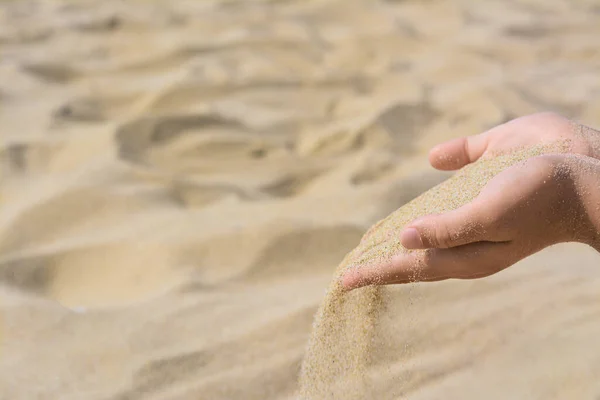 Criança Derramando Areia Mão Livre Close Com Espaço Para Texto — Fotografia de Stock