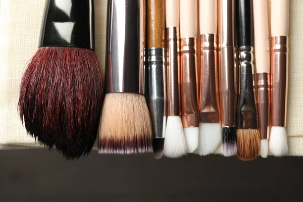 Conjunto Diferentes Cepillos Maquillaje Secado Después Limpieza Mesa Puesta Plana —  Fotos de Stock