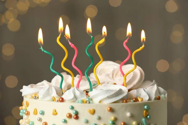 Hermoso Pastel Cumpleaños Con Velas Encendidas Sobre Fondo Borroso Primer —  Fotos de Stock