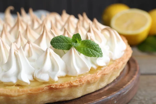 Délicieuse Tarte Meringue Citron Décorée Menthe Sur Table Gros Plan — Photo