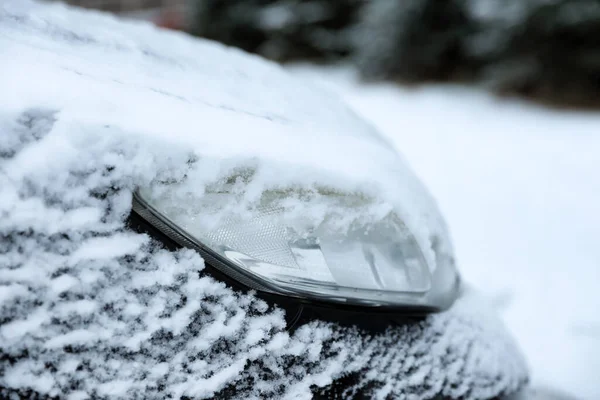 Carro Moderno Coberto Com Neve Livre Dia Inverno Close Tempo — Fotografia de Stock