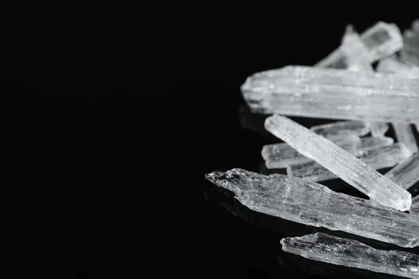 Mentholkristalle Auf Schwarzem Hintergrund Nahaufnahme Raum Für Text — Stockfoto