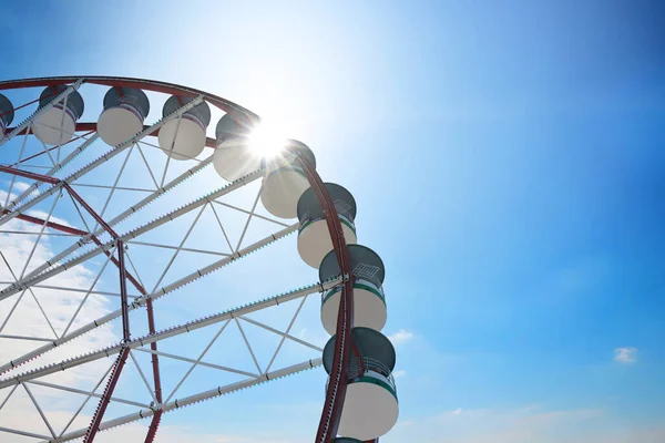 Beautiful Ferris Wheel Blue Sky Sunny Day Low Angle View — Fotografia de Stock