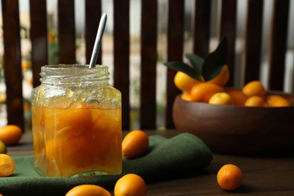 Finom Kumquat Lekvár Üvegben Friss Gyümölcs Fából Készült Asztalon Szöveges — Stock Fotó