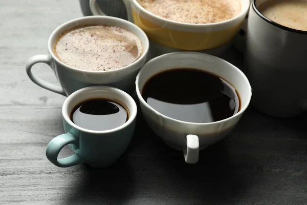 Veel Kopjes Van Verschillende Koffie Leien Tafel Close — Stockfoto