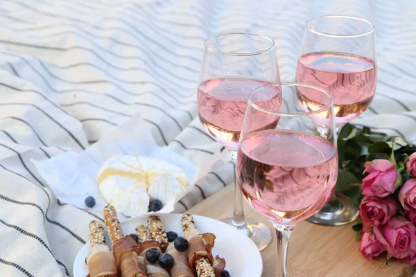 Glasses Delicious Rose Wine Flowers Food White Picnic Blanket — Fotografie, imagine de stoc