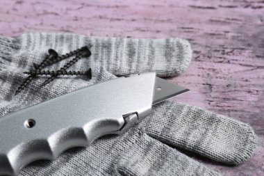 Bıçak, vida ve eldiven kırsal masada, yakın plan.