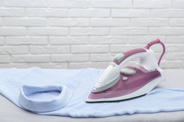 Modern demir ve temiz gömlek beyaz tuğla duvara karşı. Metin için boşluk