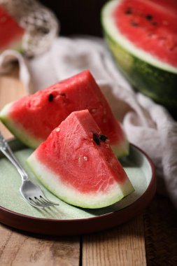 Tahta masada dilimlenmiş taze, sulu karpuz, yakın plan.