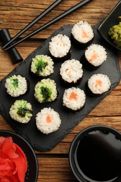 Chutné Sushi Rolky Podávané Dřevěném Stole Plochý Ležel — Stock fotografie