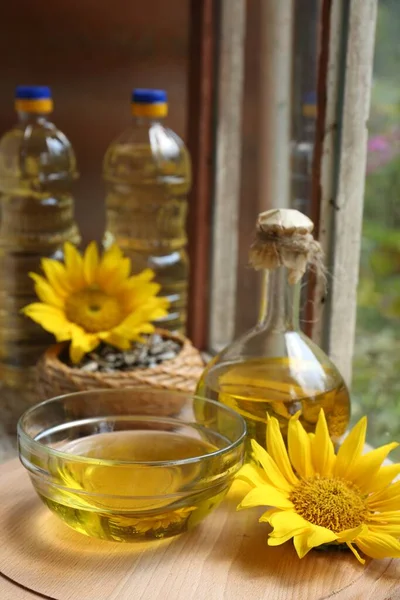 Biologisches Sonnenblumenöl Und Blume Auf Holztisch Nahaufnahme — Stockfoto