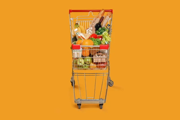 Sarı Arka Planda Alışveriş Arabası Dolusu Yiyecek — Stok fotoğraf