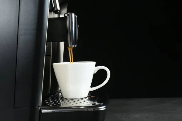 Moderna Máquina Café Espresso Verter Café Taza Sobre Mesa Gris — Foto de Stock