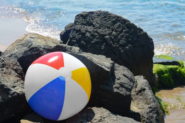 Kleurrijke Strandbal Tussen Rotsen Aan Zee Zonnige Dag — Stockfoto