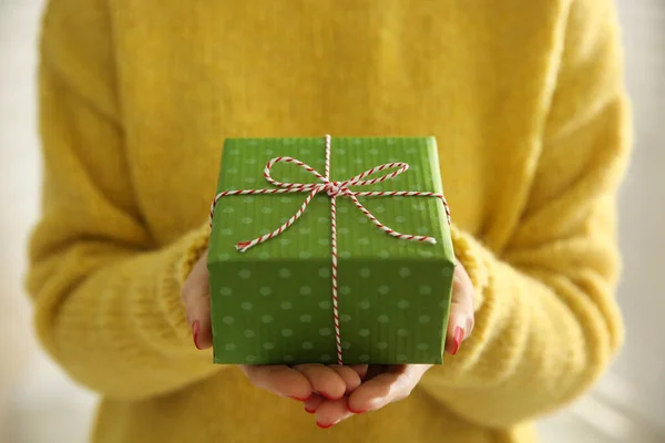 Mulher Segurando Caixa Presente Natal Verde Close — Fotografia de Stock