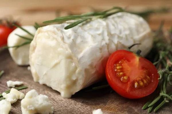 Delicioso Queso Cabra Con Tomate Romero Sobre Tabla Madera Primer — Foto de Stock