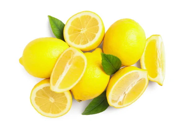 Вырезать Целые Спелые Лимоны Зелеными Листьями Белом Фоне Вид Сверху — стоковое фото