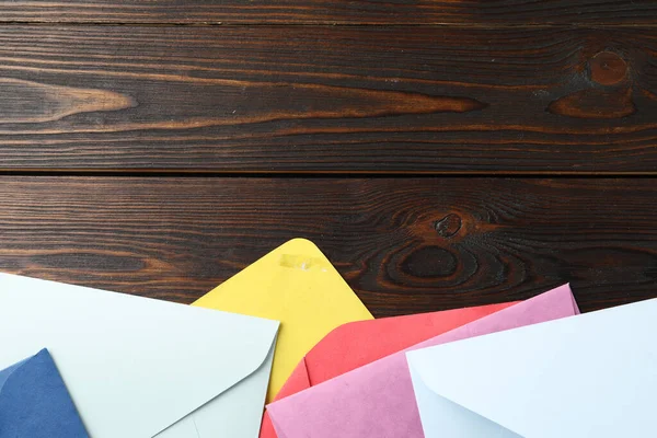 Kleurrijke Papieren Enveloppen Houten Ondergrond Vlak Gelegd Ruimte Voor Tekst — Stockfoto