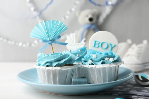 Läckra Muffins Med Ljusblå Grädde Och Toppar För Baby Dusch — Stockfoto