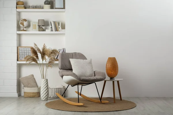 Cadeira Balanço Macio Com Travesseiro Tapete Perto Parede Quarto Design — Fotografia de Stock
