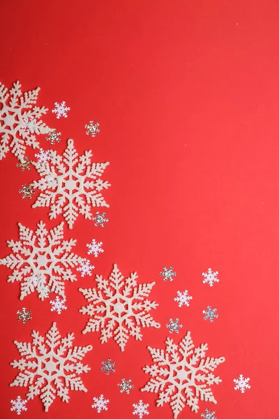 Hermosos Copos Nieve Decorativos Sobre Fondo Rojo Planas Espacio Para — Foto de Stock