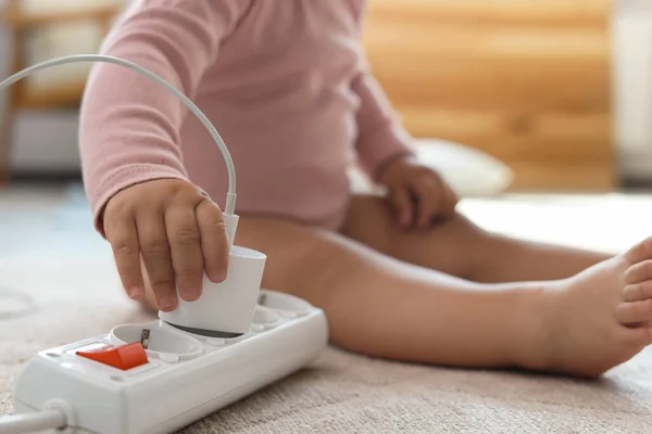 Söt Baby Leker Med Laddare Och Elremsa Golvet Hemma Närbild — Stockfoto