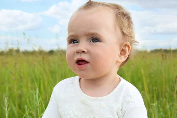 Portret Van Schattige Kleine Baby Groen Veld — Stockfoto