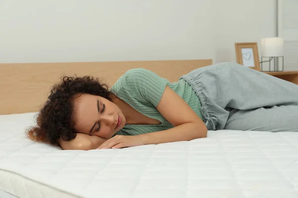 Young African American Woman Sleeping Bed Comfortable Mattress Home — Stockfoto