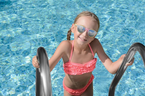 수영장에서 선글라스를 수영하는 귀여운 — 스톡 사진