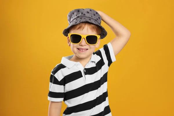 Cute Little Boy Okularach Przeciwsłonecznych Żółtym Tle — Zdjęcie stockowe