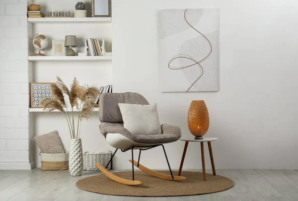 Cadeira Balanço Macio Com Travesseiro Tapete Perto Parede Quarto Design — Fotografia de Stock