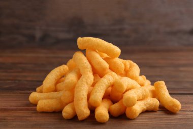 Tahta masada bir yığın lezzetli mısır gevreği.