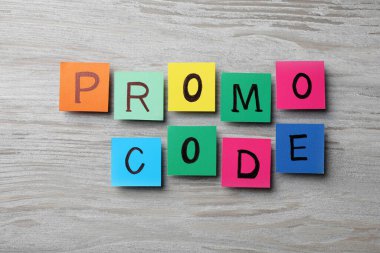 Renkli kağıt notlardan yapılmış kelimeler Tahta masa üzerinde harfler, düz yatıyordu