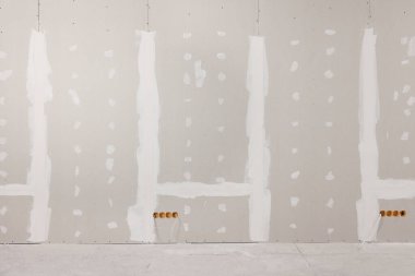 Odasında macun olan duvar. Ev yenilenmesi